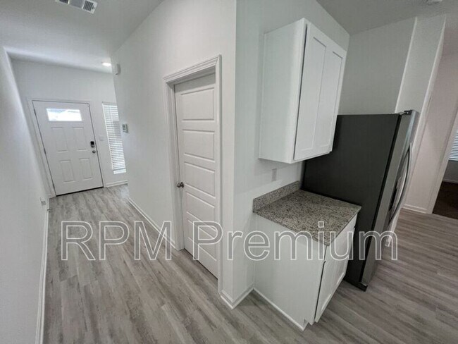 Building Photo - 1255 Drago Dr