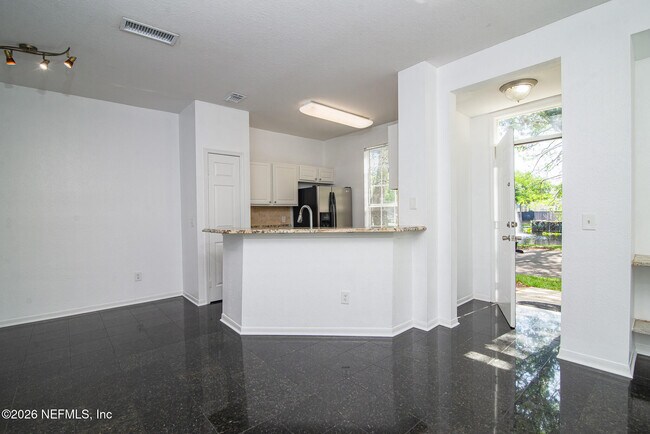 Building Photo - 13703 Richmond Park Dr N