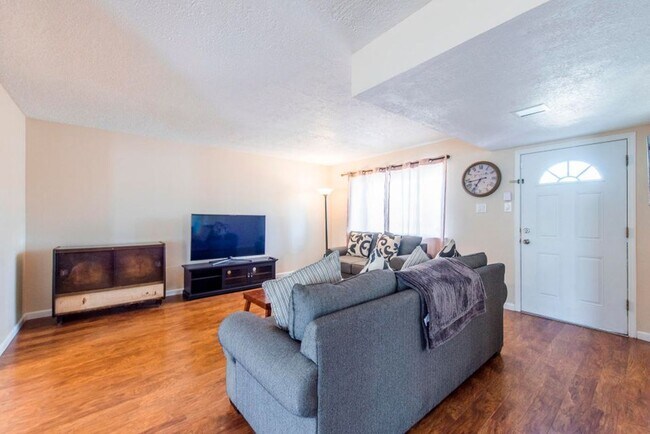 Building Photo - Three Bedroom Two Bath NE Heights