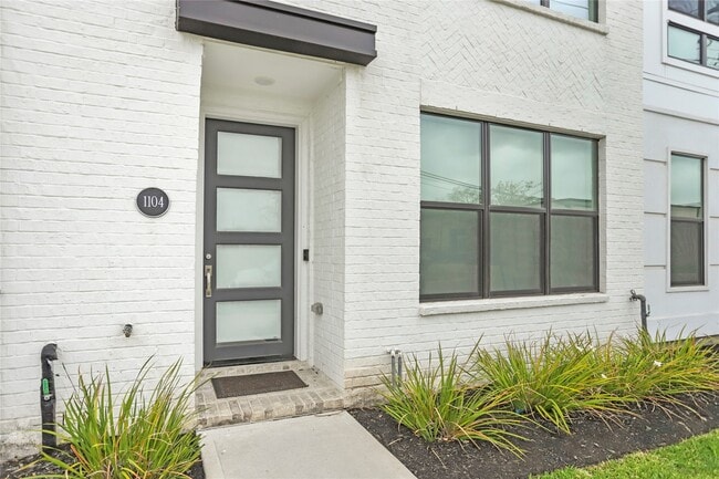 Building Photo - 1104 Ennis St