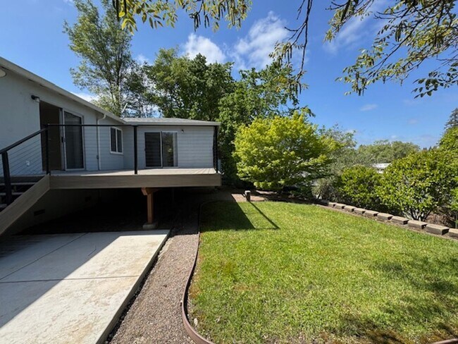 Building Photo - Charming single level home in Parkmead neighborhood