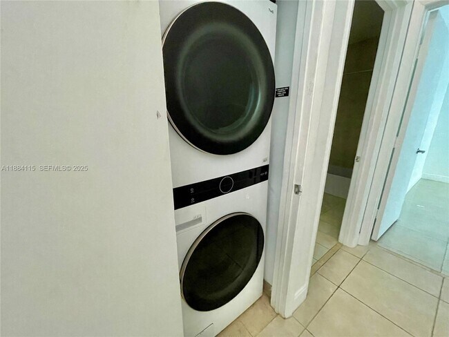 Building Photo - 1900 N Bayshore Dr