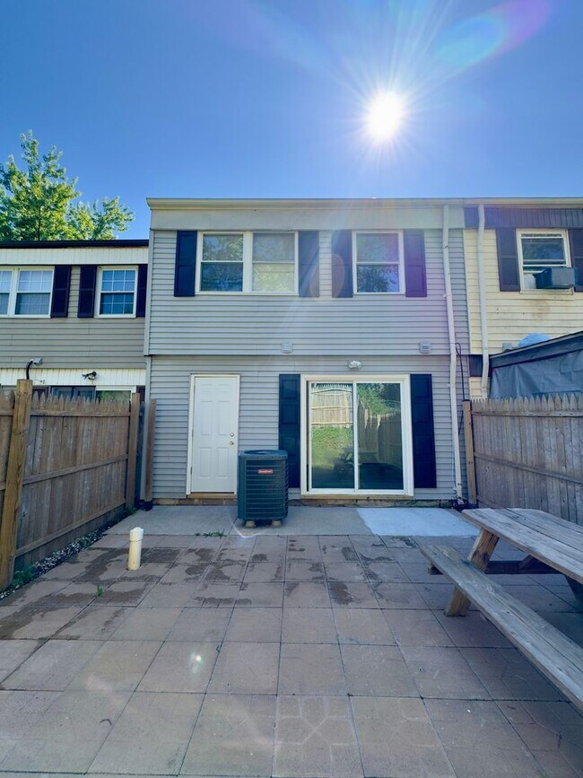Building Photo - Charming 3Bed/1.5Bath Townhome in Rosedale