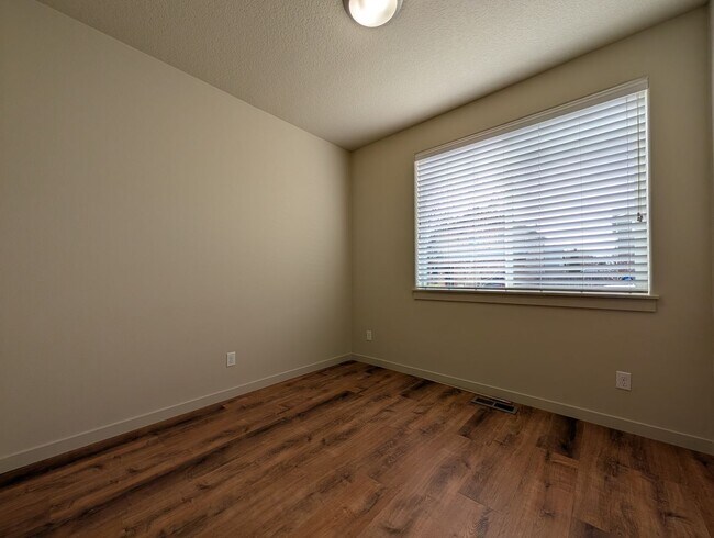 Building Photo - Great 3bed/2 bath home with solid surface flooring!