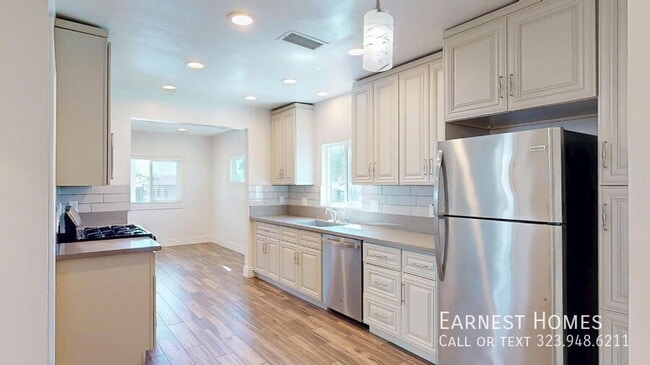 Building Photo - 2691 Thorpe Ave