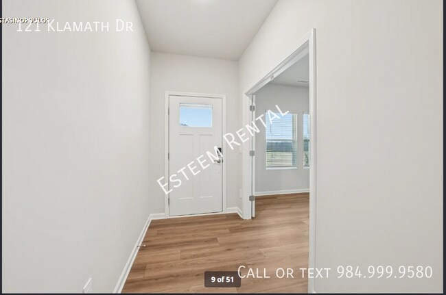 Building Photo - 121 Klamath Dr