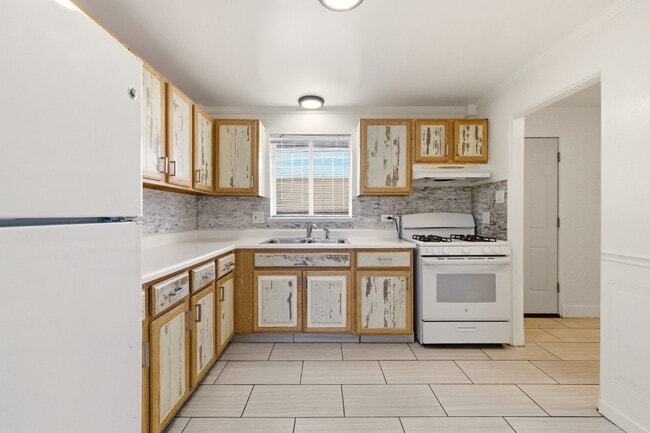 Building Photo - Charming 2 Bed 1 Bath in Park Hill!