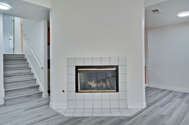 Building Photo - 2 bed 2 bath condo