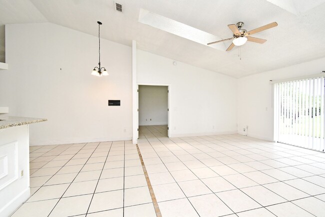 Building Photo - 1,850 Sq Ft 3-Bed, 2-Bath Orlando Home – Lawn Care Included & Fully Updated!
