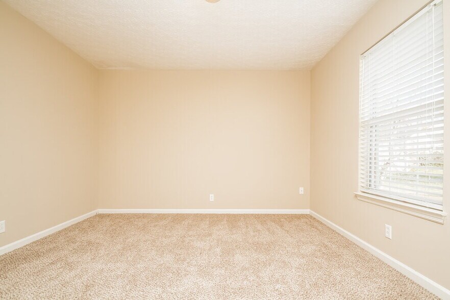 Building Photo - 1215 Cedarbend Dr