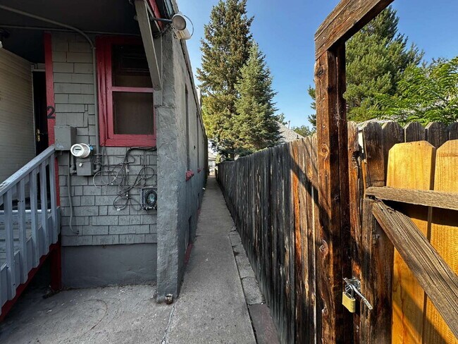 Building Photo - "Charming 1-Bed Oasis in Denver's Heart – Cozy Comforts!"