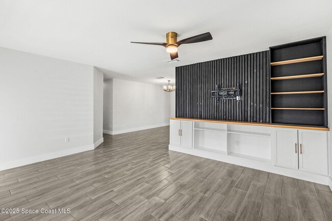 Building Photo - 1310 Mariposa Dr NE