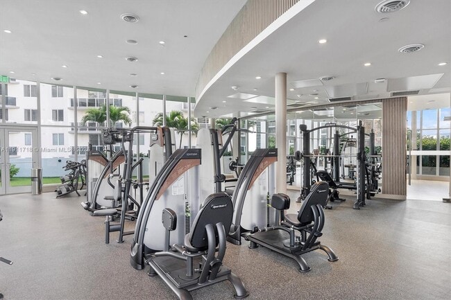 Building Photo - 700 NE 24th St