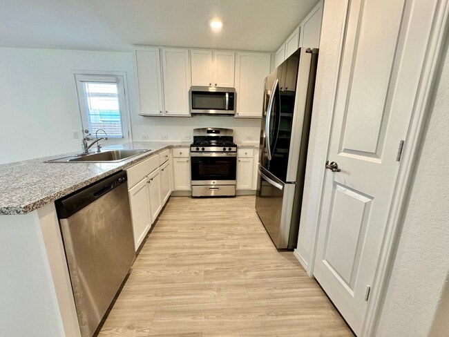 Building Photo - Charming 3/2 Home with Garage, Fenced Backyard & Community Amenities!