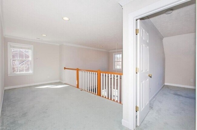 Building Photo - Port Warwick Luxury attached Home