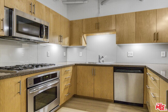 Building Photo - 330 W 11th St