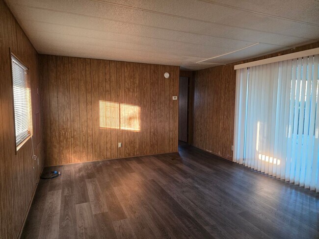 Building Photo - 2 Bedroom/2Bath Mobile home with Arizona Room and Fully Fenced Yard.