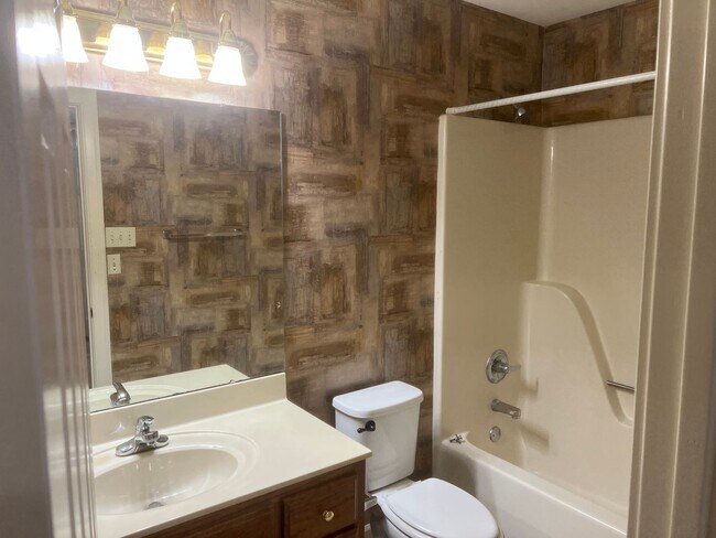 Building Photo - 2 Bed 2 Bath Duplex