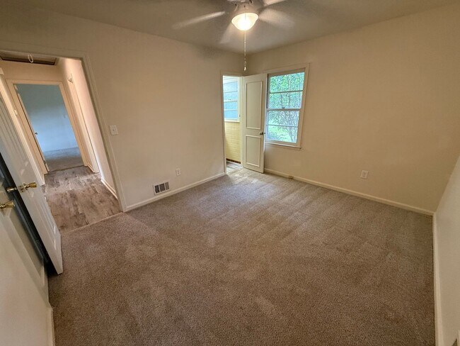 Building Photo - Spacious 3 Bedroom House