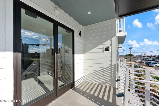 Building Photo - 215 2nd Ave