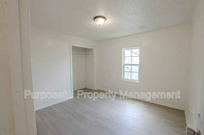 Building Photo - 2300 Miramar Blvd
