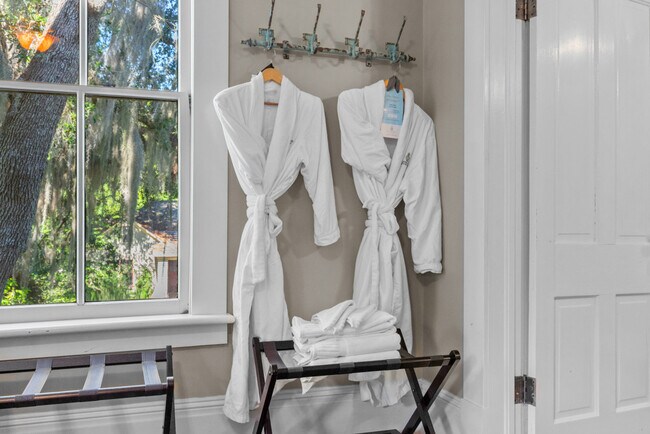 Building Photo - 221 SE 7th St