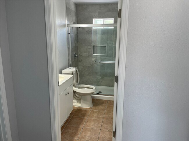 Building Photo - 909 University Blvd