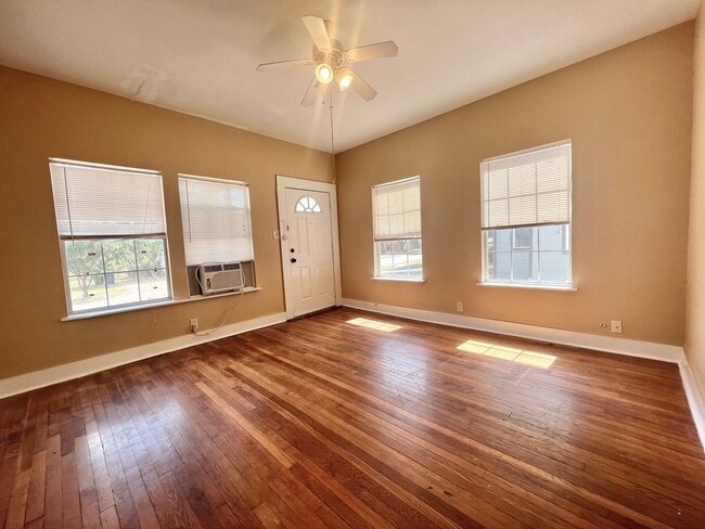 Building Photo - AMAZING!! 1 Bedroom 1 Bathroom Duplex In Highland Park!