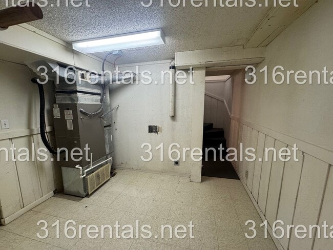 Building Photo - 511 Holly Ln