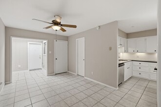 Building Photo - 2 River Creek Way
