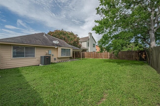 Building Photo - 15827 Beechnut St