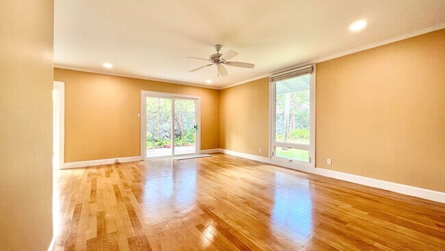 Building Photo - RARELY AVAILABLE 3 BEDROOM NEAR BEACH