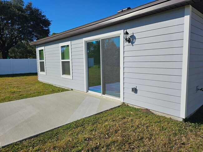Building Photo - Great Newer Home is Palm Coast Ready for Move-In!