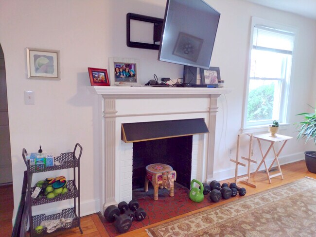 Building Photo - 1302 Staunton Ave NW