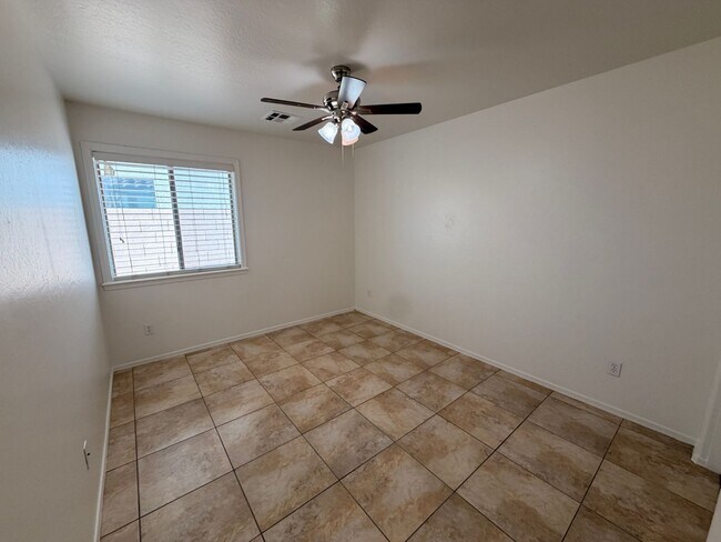 Building Photo - Spacious 3Bdm 2Ba Phoenix Home with *No Carpets* and *New Paint*
