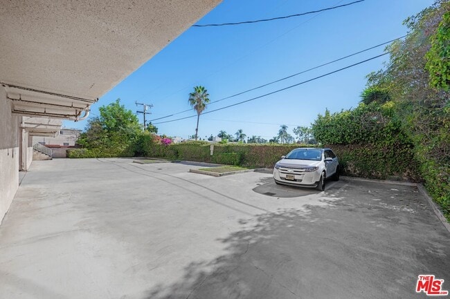 Building Photo - 610 Venice Way