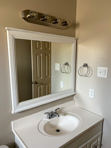 Building Photo - 3604 Pakenham Dr