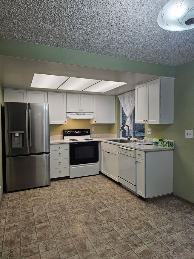 Building Photo - 3 Bedroom 1.5 Bathroom Single Family Home in Redmond!