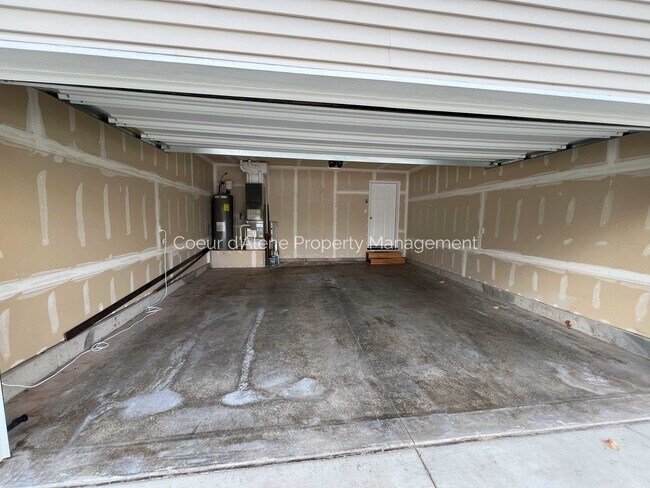 Building Photo - 3 bed house in Crown Pointe subdivision!