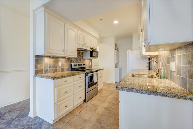 Building Photo - 401 Lakeside Ln