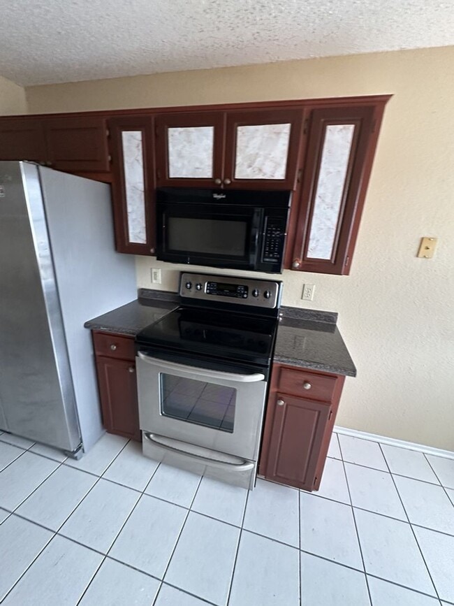 Building Photo - AVAILABLE NOW!!!