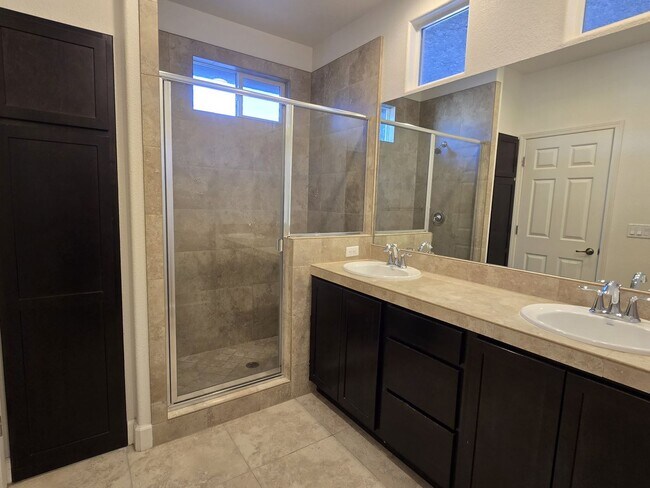 Building Photo - Fabulous home in a gated community with over 1500 sq ft, open floor plan, 3 bed, 2.5 bath