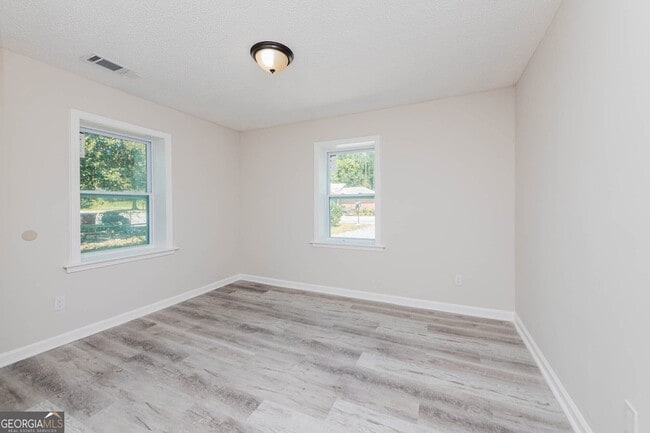 Building Photo - 3584 Log Cabin Dr