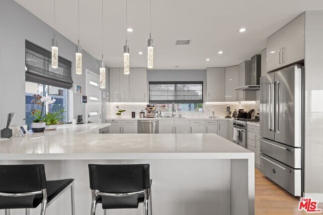 Building Photo - 7191 Pacific View Dr