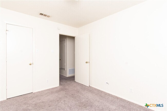 Building Photo - 2014 Cedarhill Dr