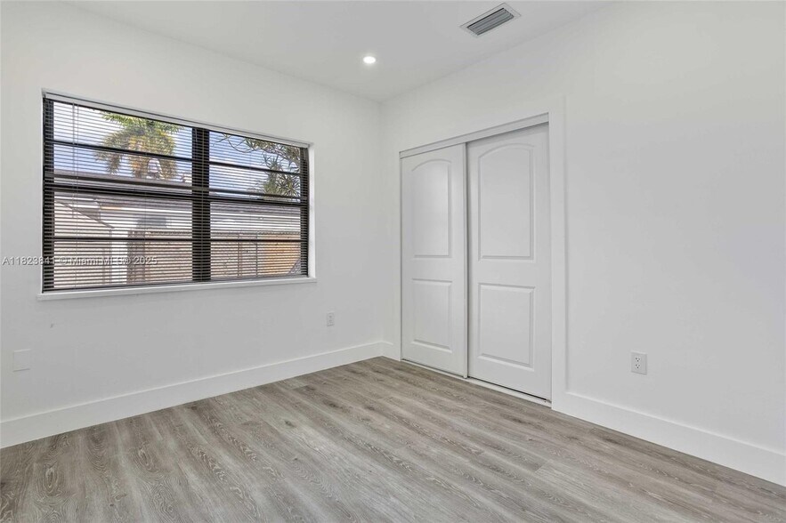 Building Photo - 2724 SW 34th Ct