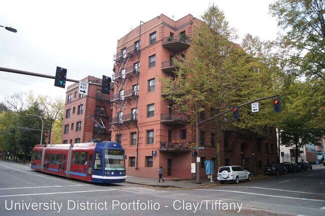 Building Photo - 1110 SW Clay St