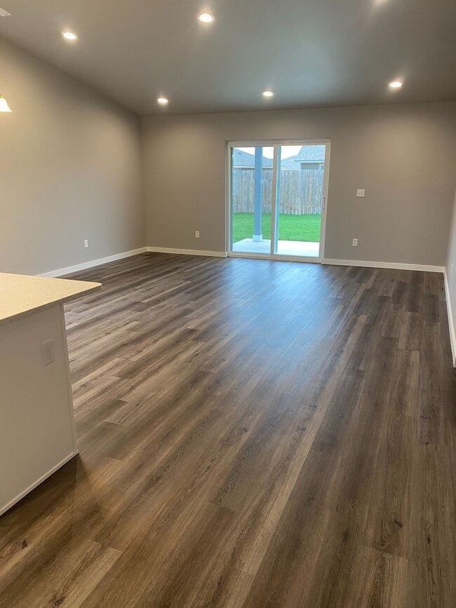 Building Photo - 3 Bedroom Home, Park Orchard Service Area