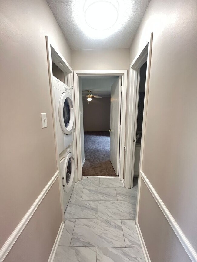 Building Photo - Beautiful renovated East Memphis condo located in the Richland area! Community Pool! Small pets a...