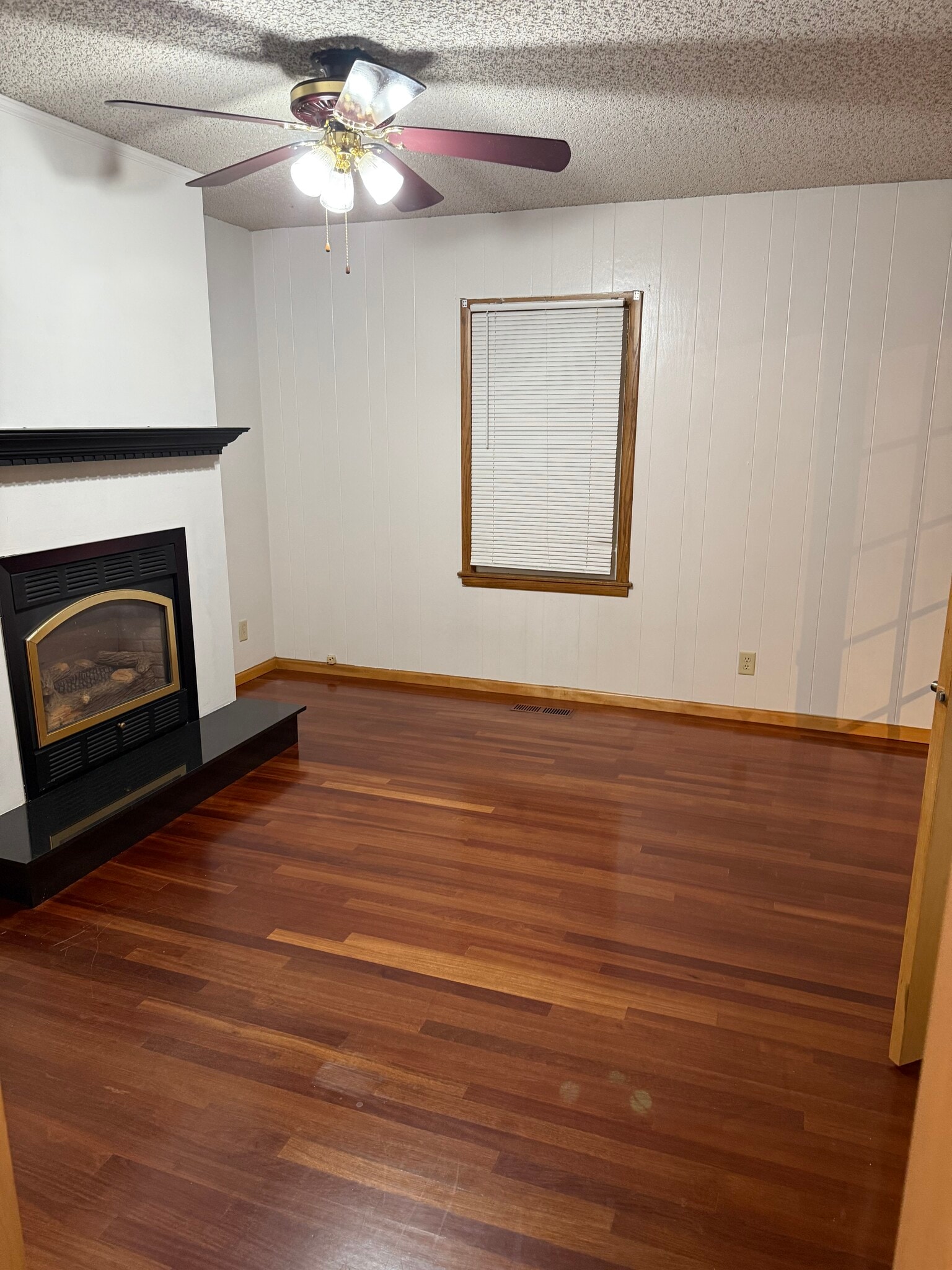 Main Floor Den - 2129 Midlothian Rd
